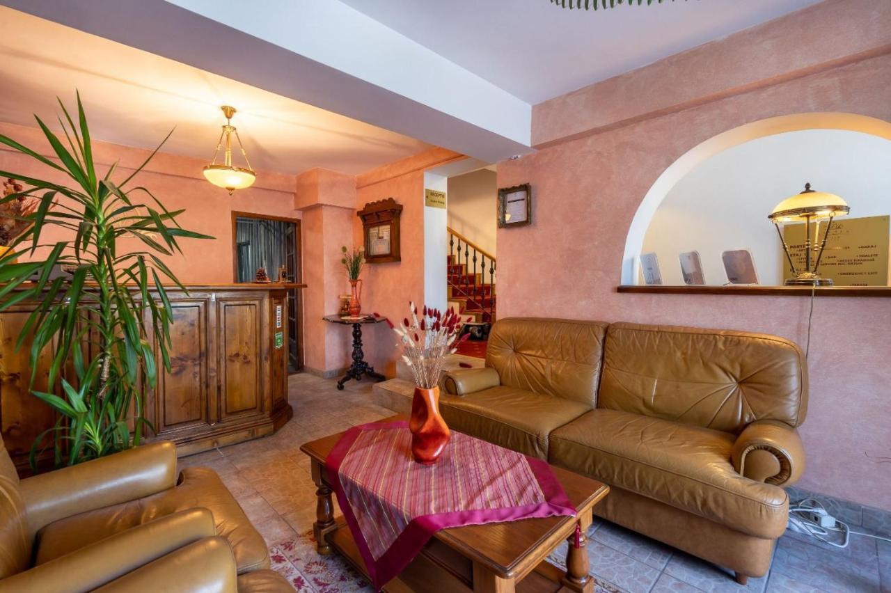 Villa-Hotel Escala Клуж-Напока Екстериор снимка