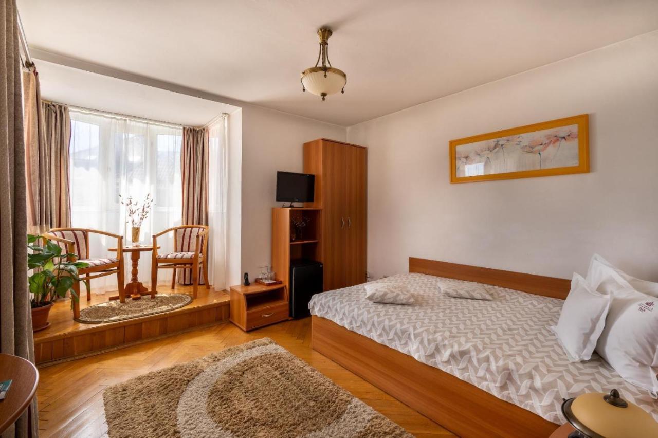 Villa-Hotel Escala Клуж-Напока Екстериор снимка