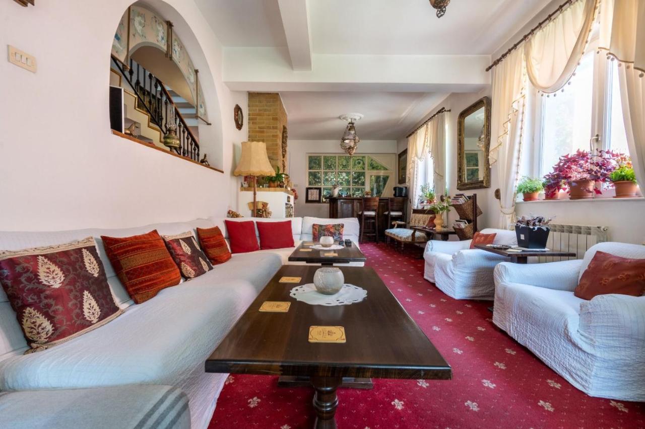 Villa-Hotel Escala Клуж-Напока Екстериор снимка