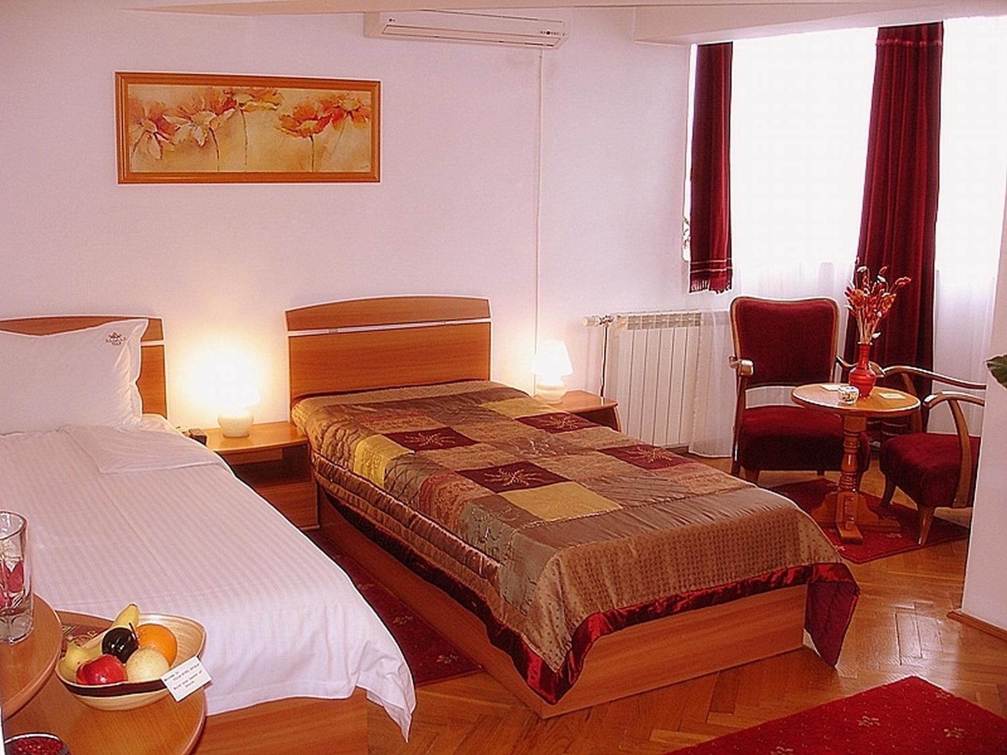 Villa-Hotel Escala Клуж-Напока Екстериор снимка