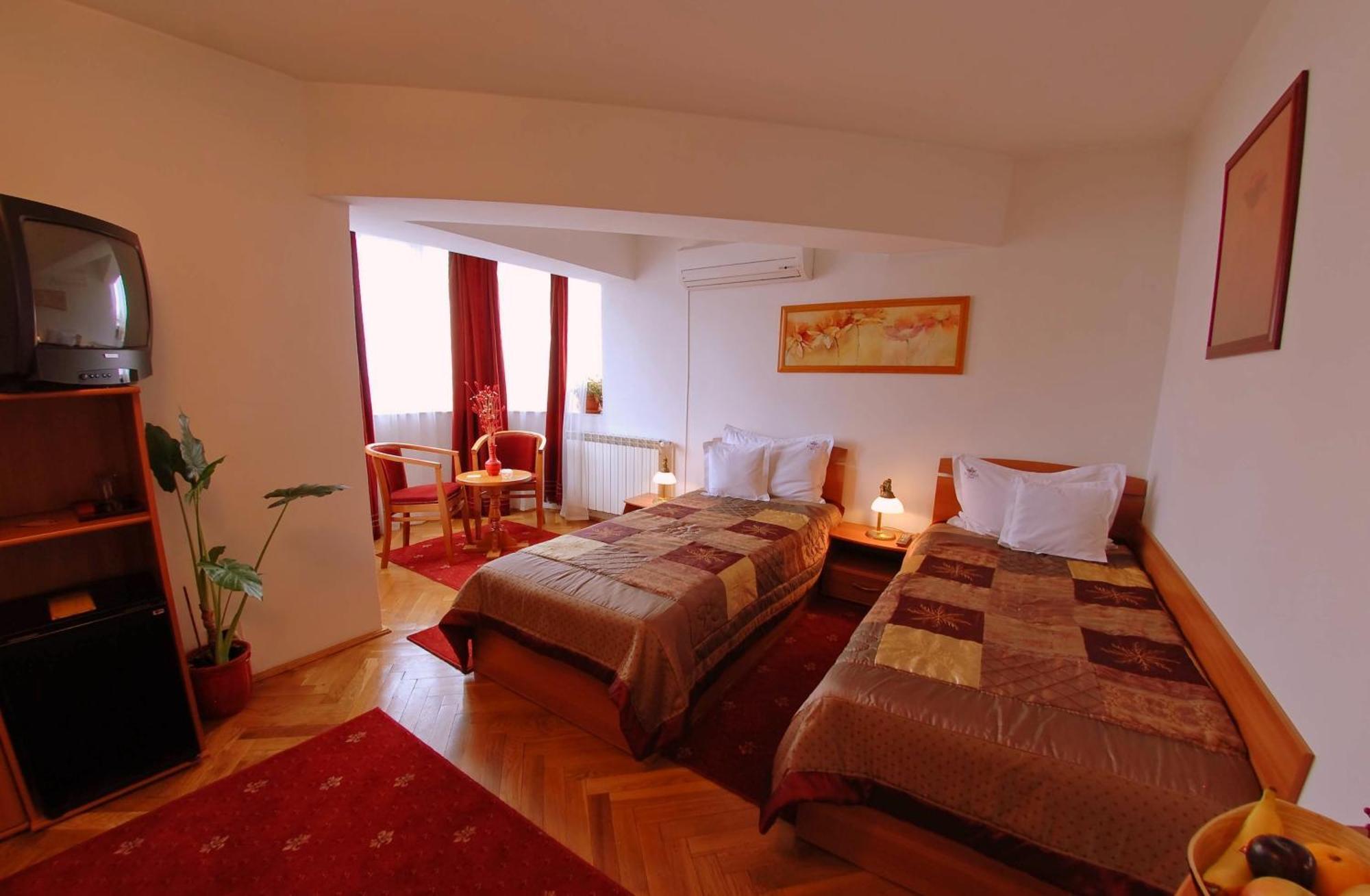 Villa-Hotel Escala Клуж-Напока Екстериор снимка