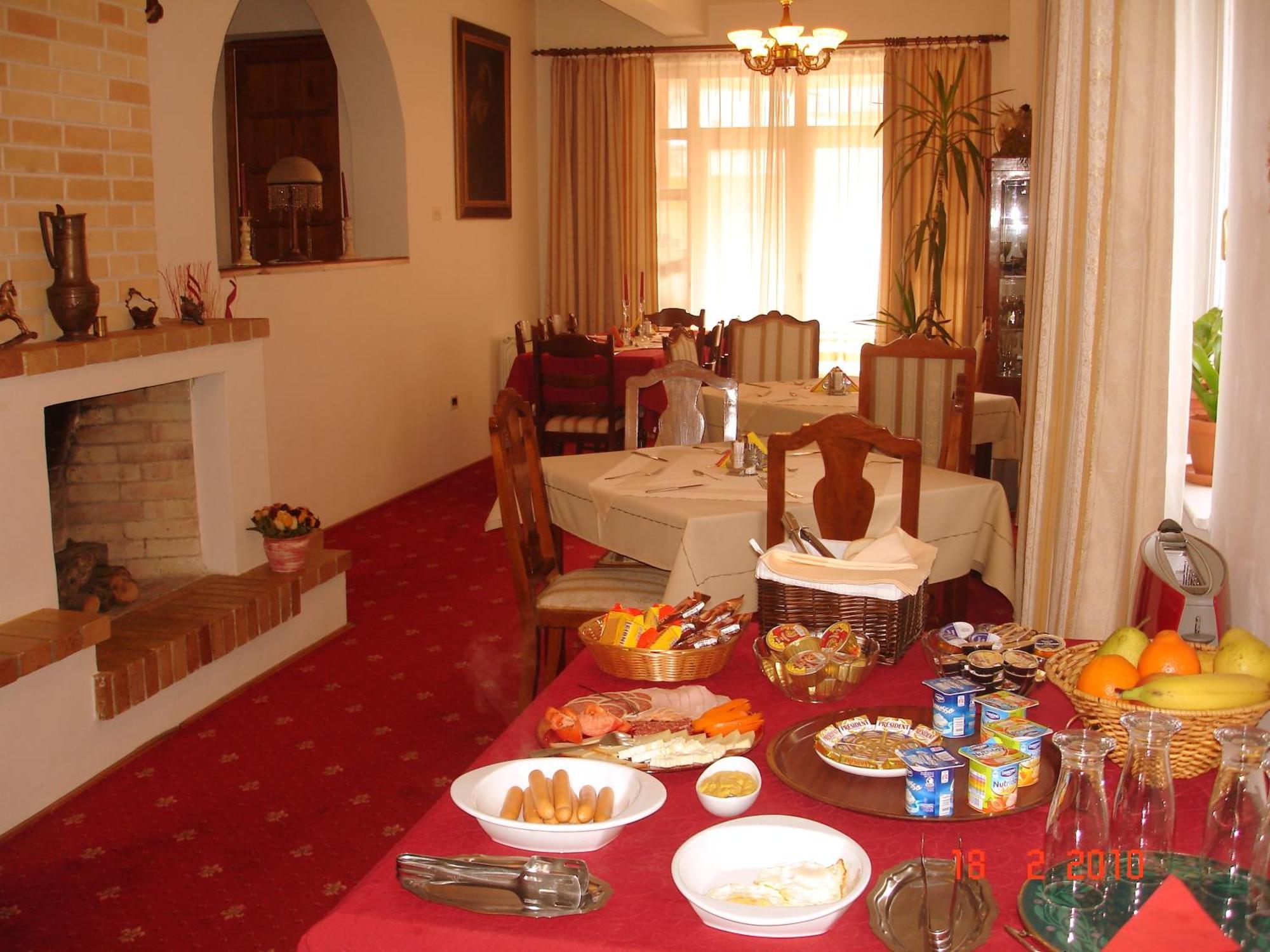 Villa-Hotel Escala Клуж-Напока Екстериор снимка