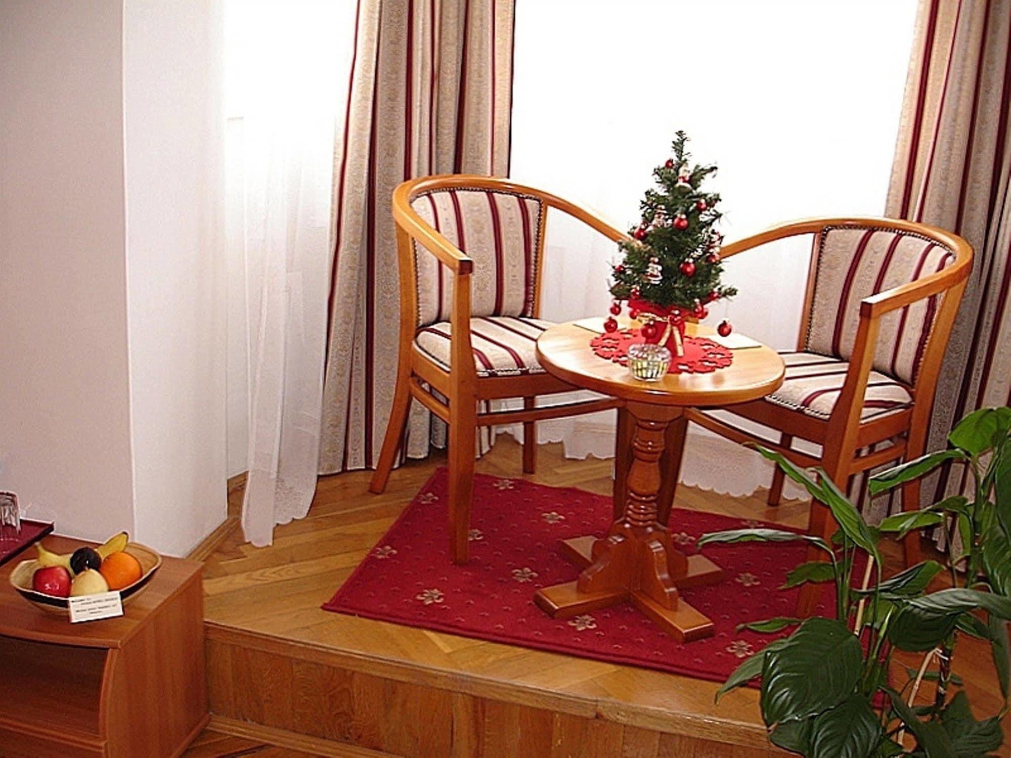 Villa-Hotel Escala Клуж-Напока Екстериор снимка