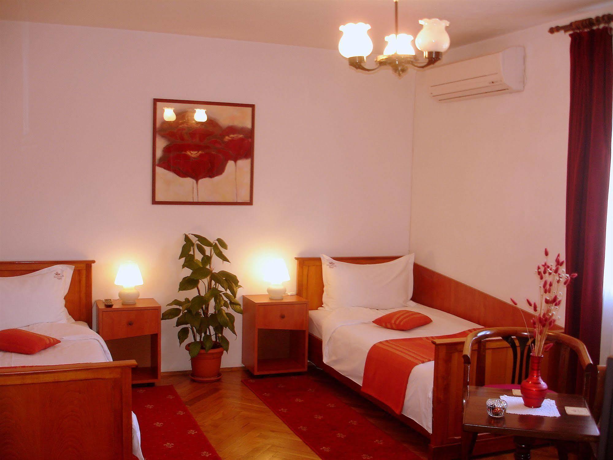 Villa-Hotel Escala Клуж-Напока Екстериор снимка