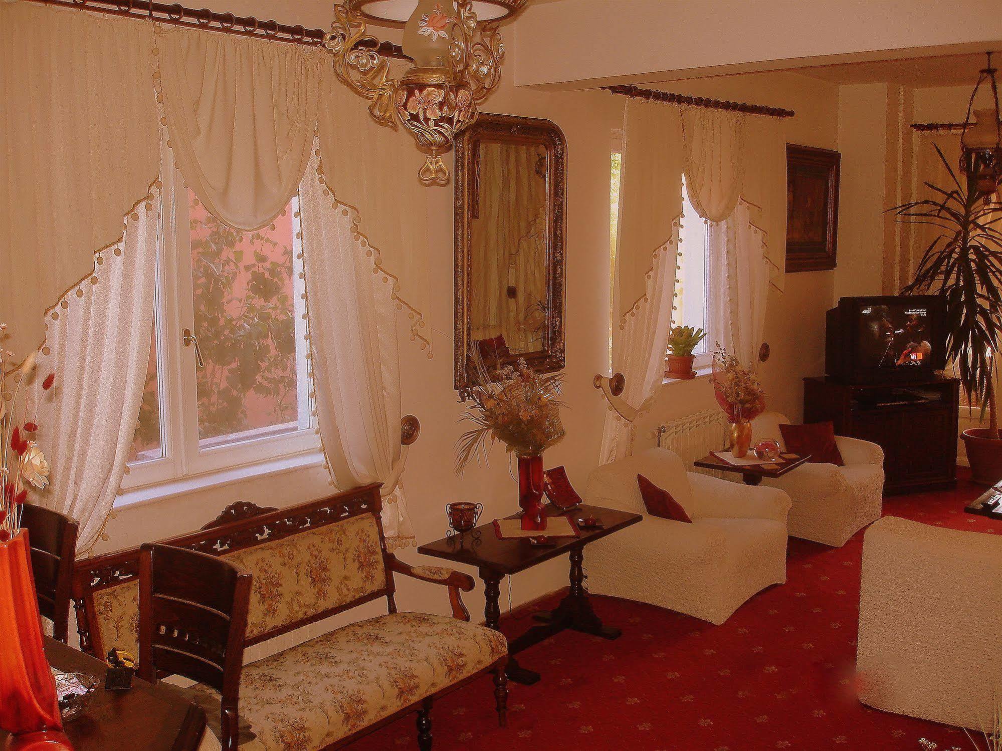Villa-Hotel Escala Клуж-Напока Екстериор снимка